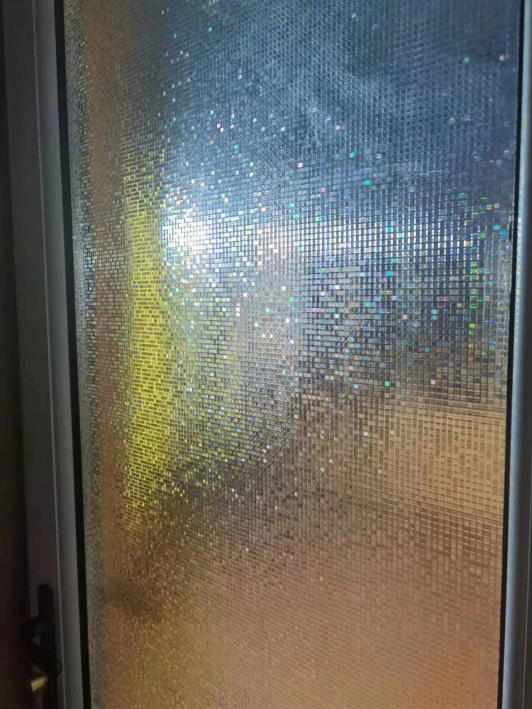 玻璃(玻璃是用什么材料制作成的)