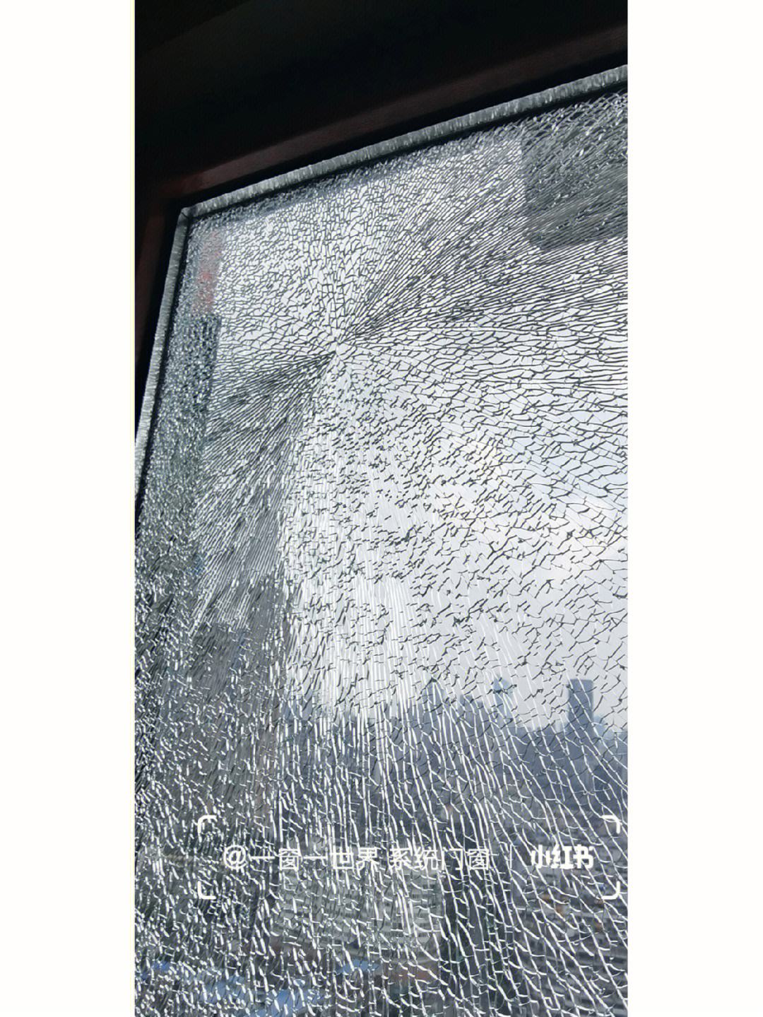 玻璃(玻璃是用什么材料制作成的) 玻璃(玻璃是用什么材料制作成的)